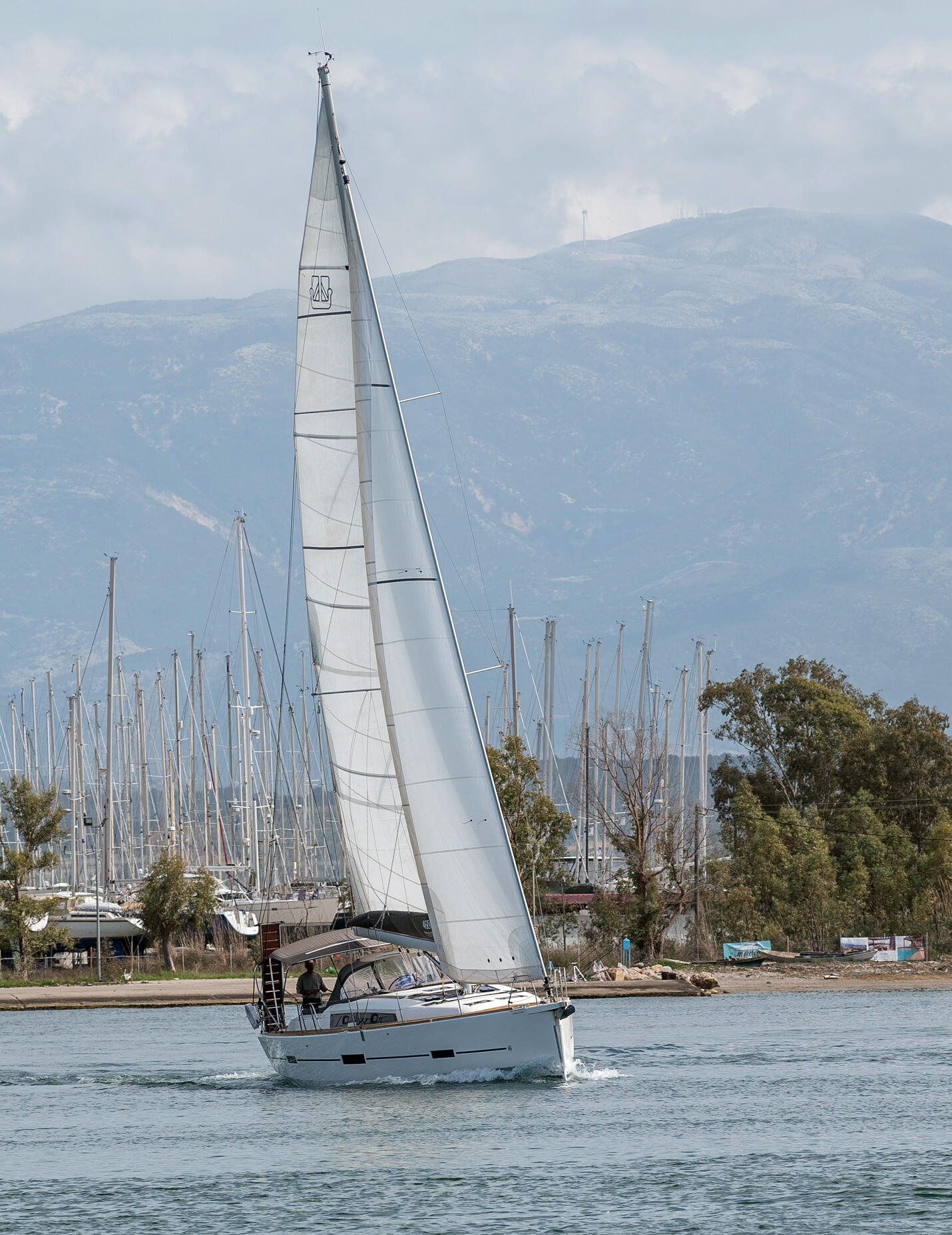 Sailing yacht 